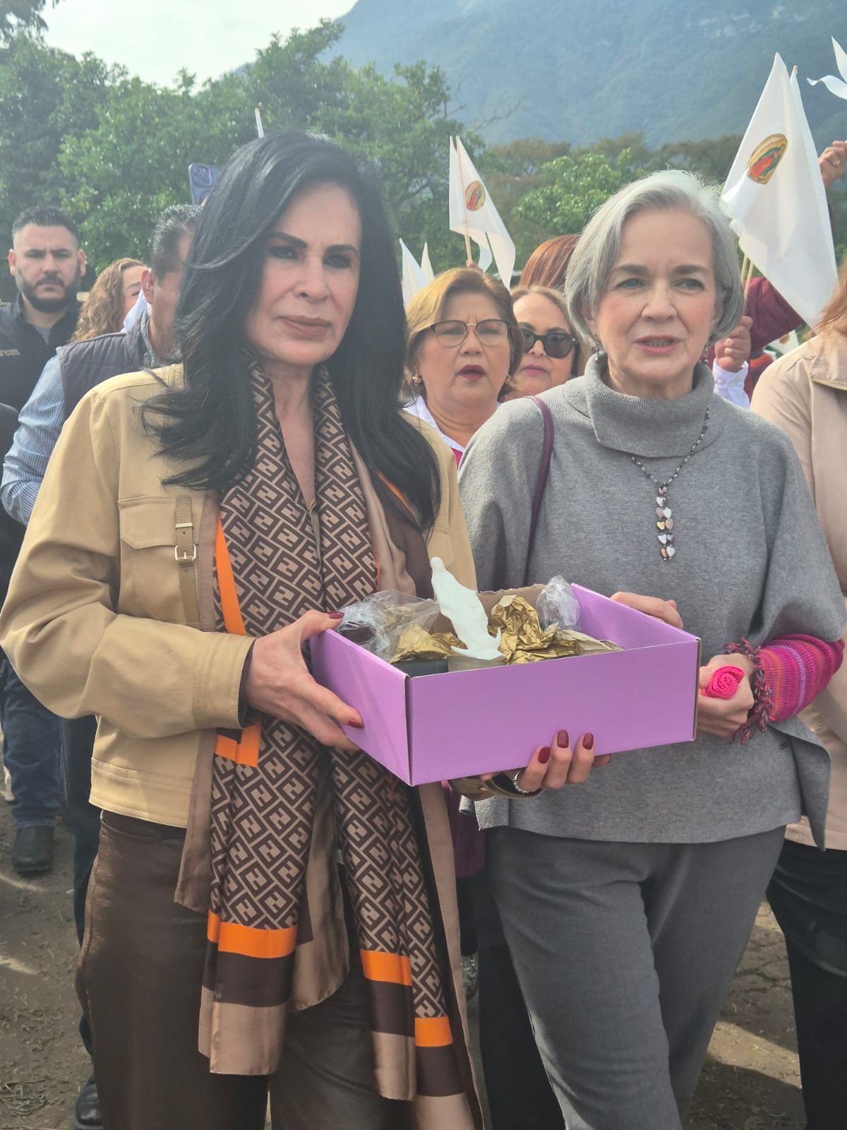 ASISTE BLANCA VALLES RODRÍGUEZ, SECRETARIA GENERAL DEL SUTSPET Y OPD A ENTREGA DE PUPILAS DE LA VÍRGEN DE LA MISERICORDIA