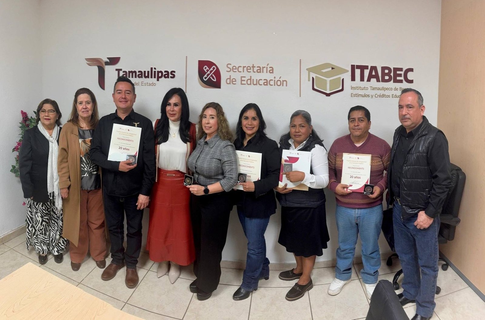 ENTREGA LA SECRETARIA GENERAL, BLANCA VALLES, RECONOCIMIENTOS Y MEDALLAS DE ANTIGÜEDAD EN EL ITABEC