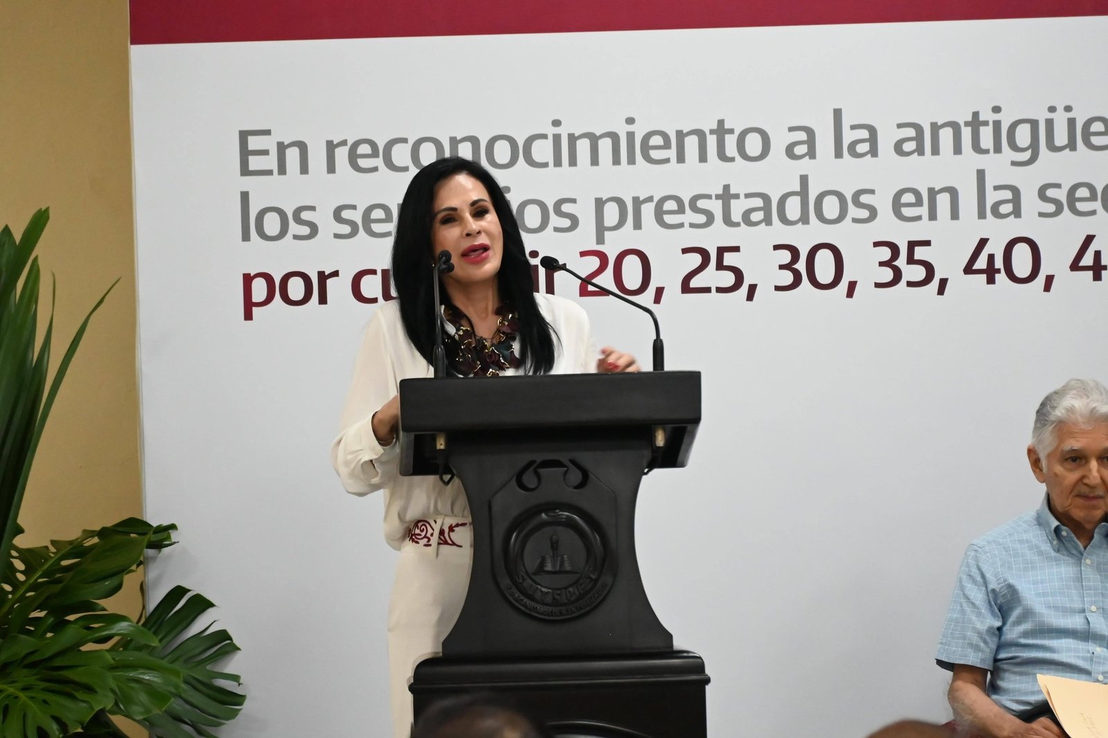 EMOTIVO MENSAJE DE BLANCA VALLES A TRABAJADORES DEL SECTOR SALUD POR SU ANTIGÜEDAD