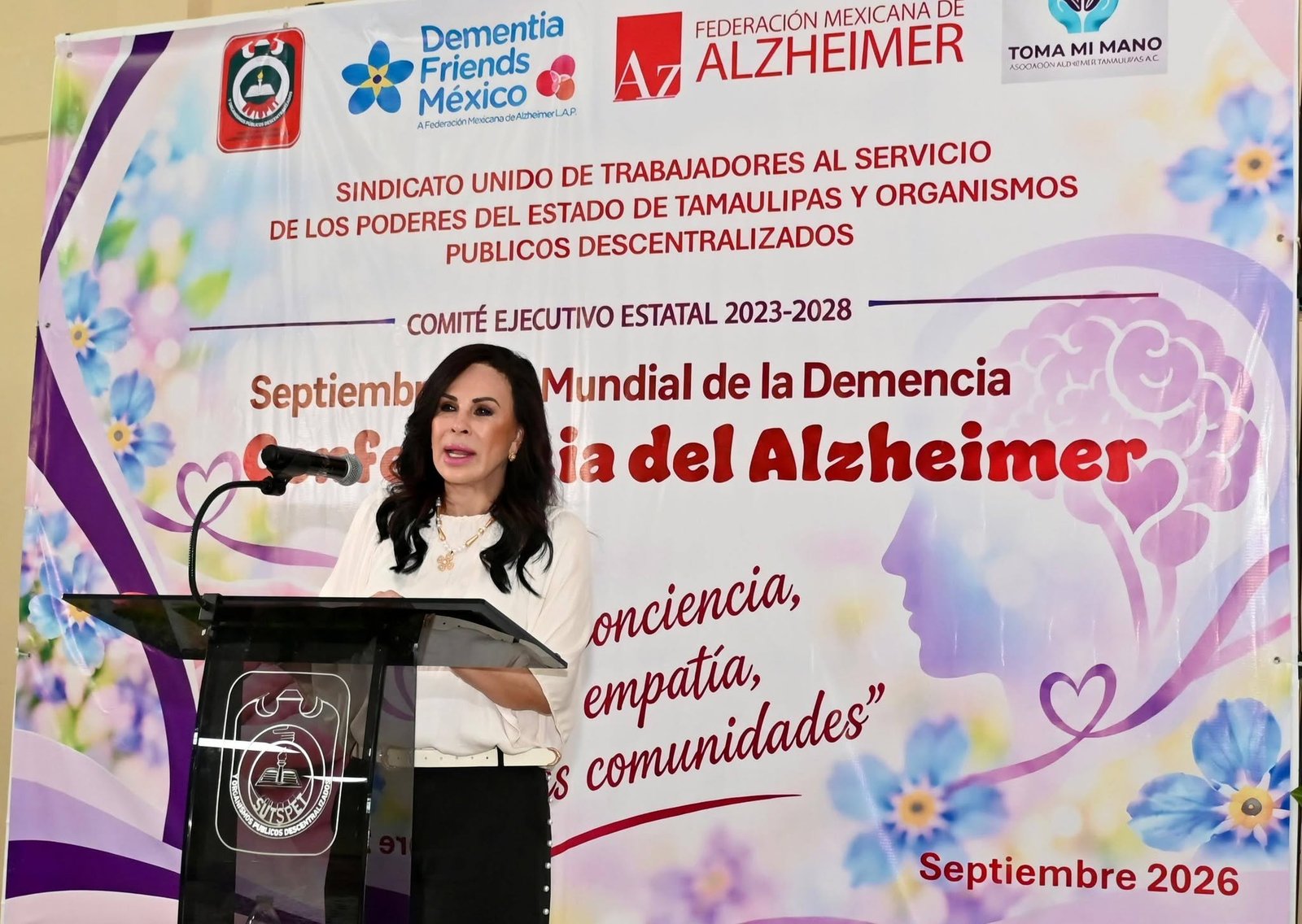 INAUGURA BLANCA VALLES CONFERENCIA SOBRE EL ALZHEIMER